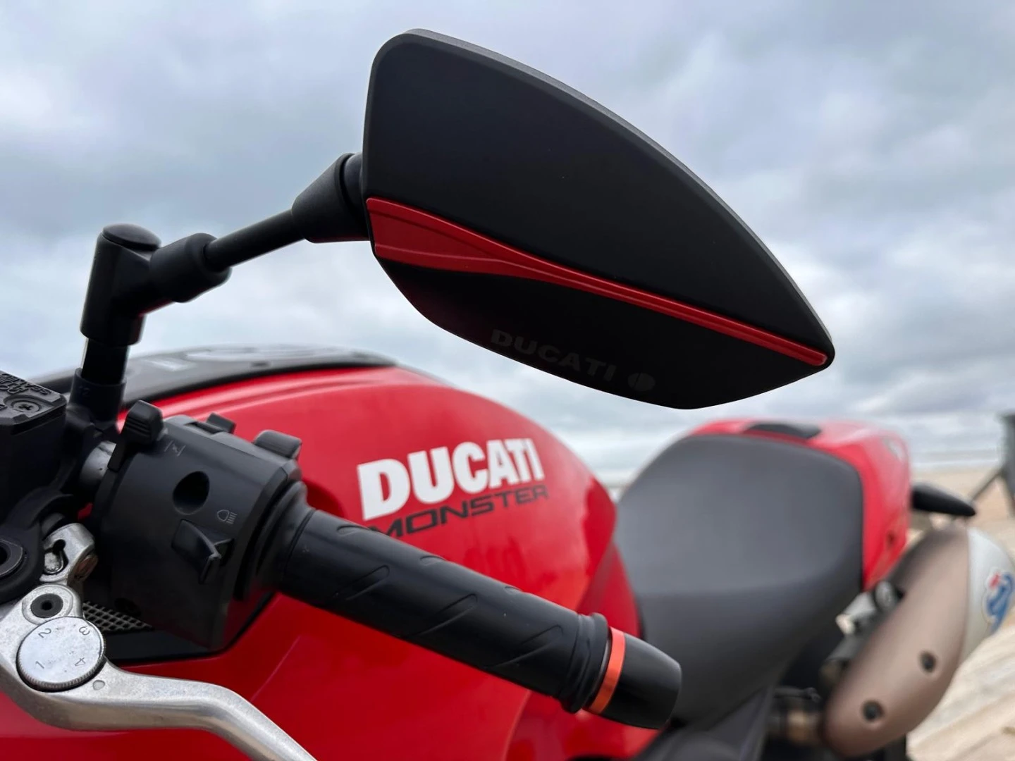 Ducati Monster  696