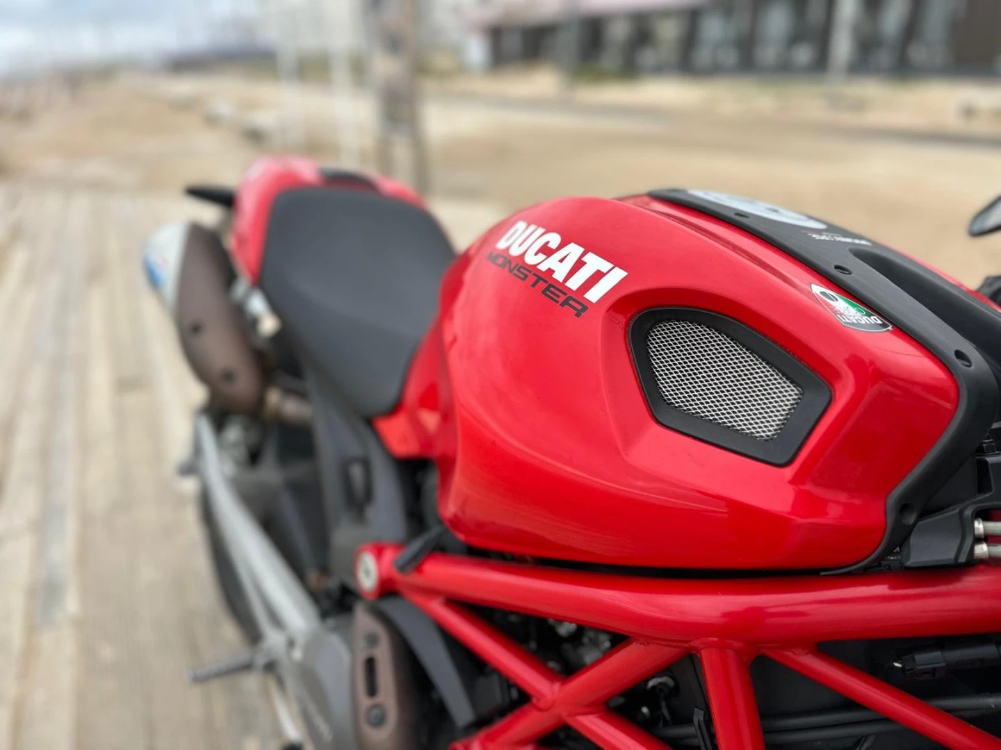Ducati Monster  696