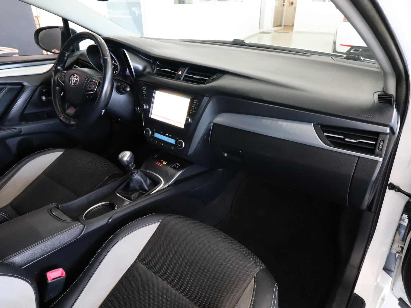 Toyota Avensis Touring Sports 1.6 D-4D Exclusive+GPS