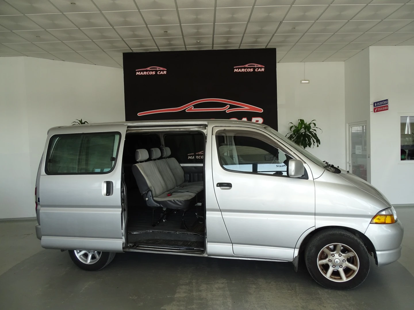 Toyota HiAce 2.4 D LXH12LG