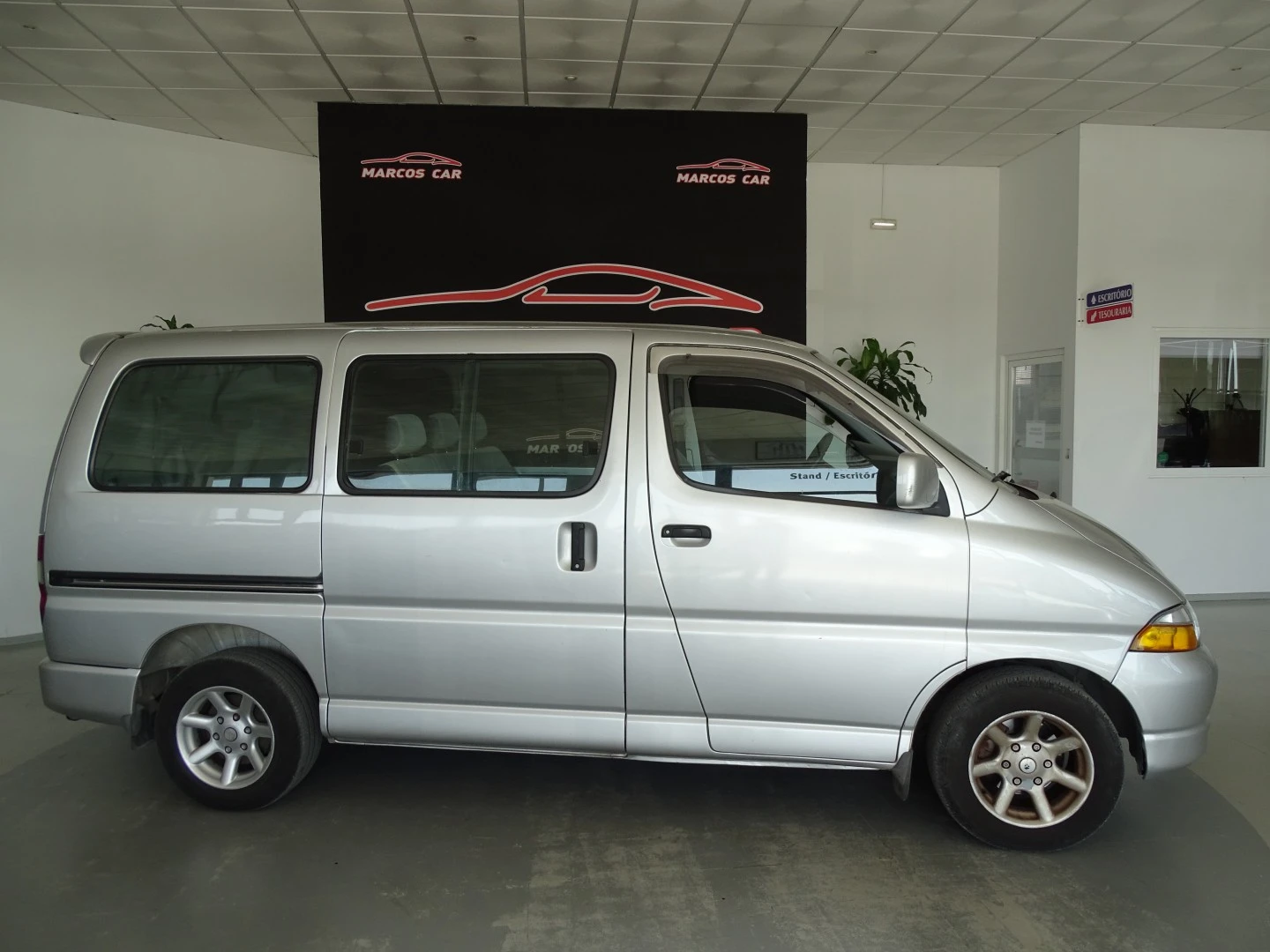 Toyota HiAce 2.4 D LXH12LG