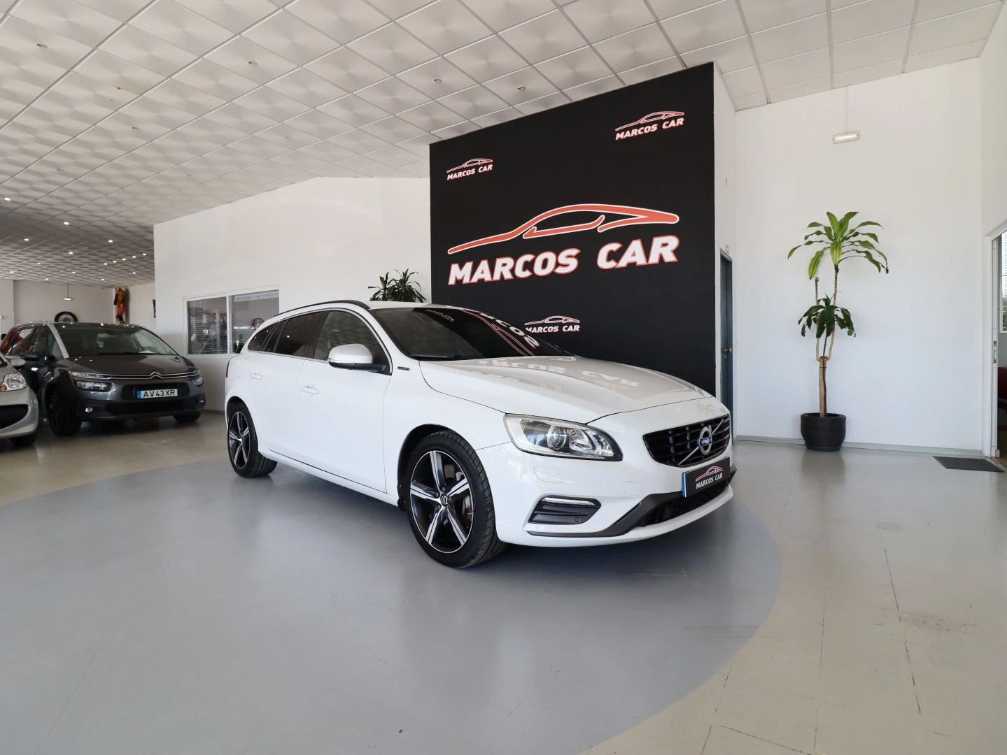 Volvo V60 2.4 D6 R-Design Sum.AWD Phev