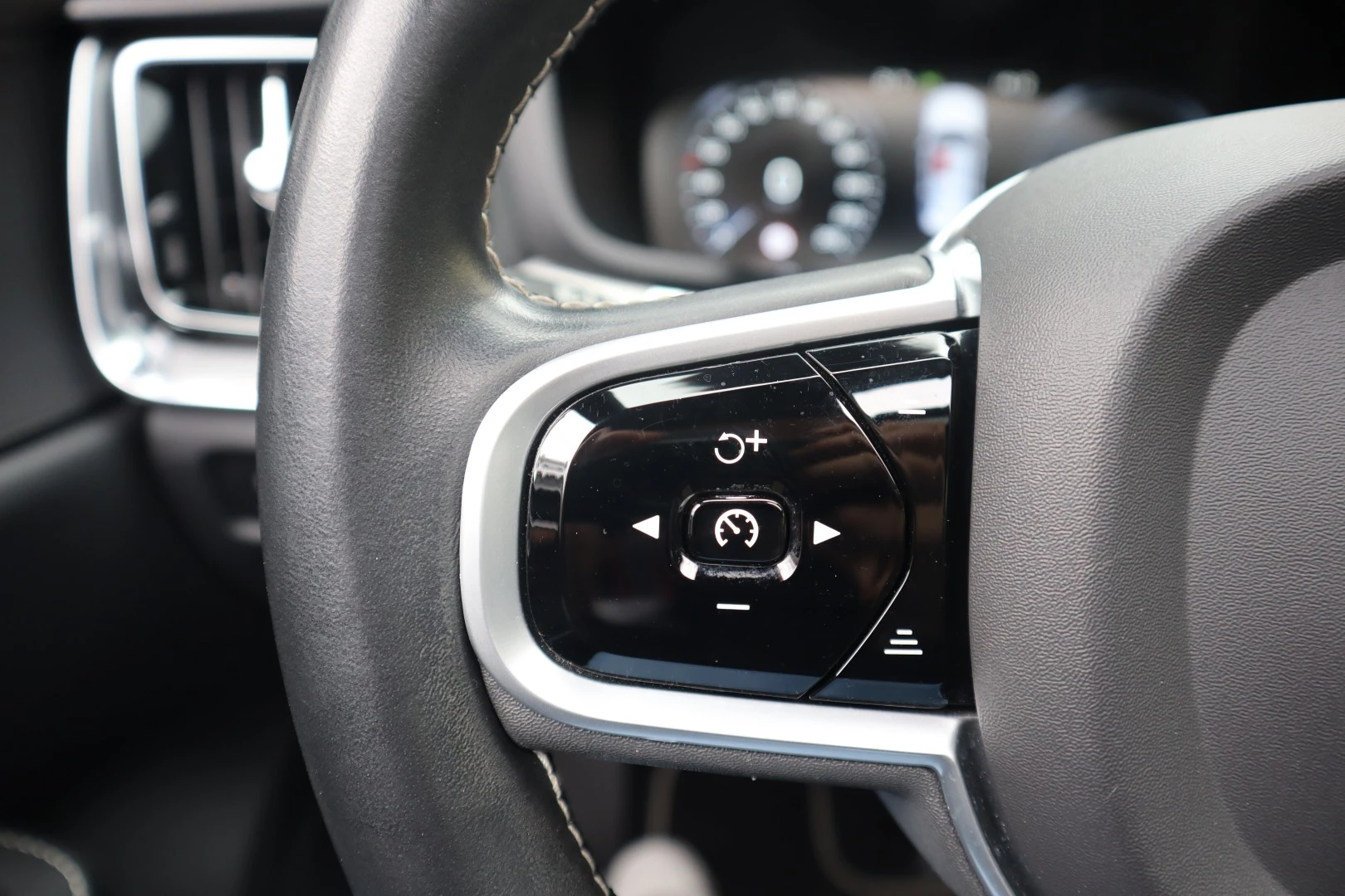 Volvo S60 2.0 T8 PHEV R-Design AWD