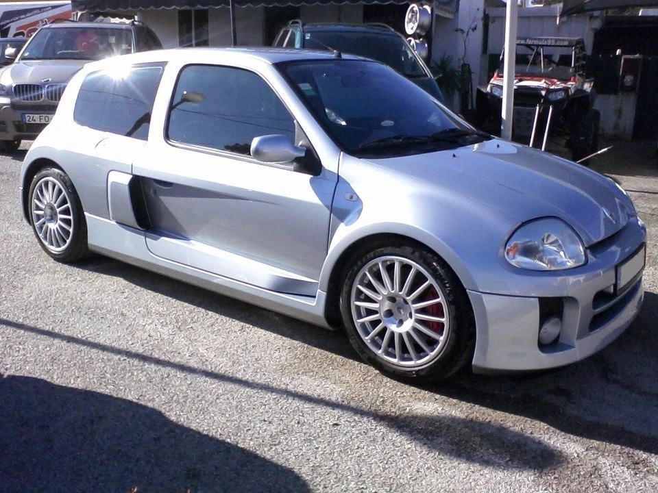 Renault Clio 3.0 V6 Sport