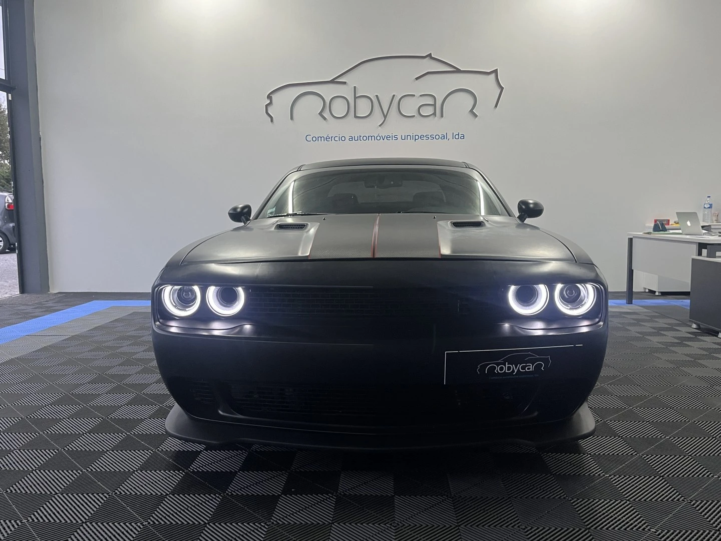 Dodge Challenger 6.1 SRT8