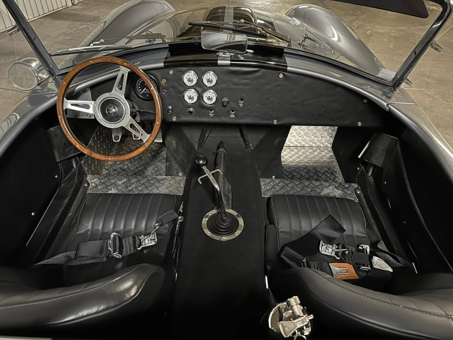 AC Cobra V8