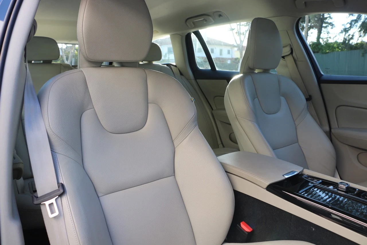 Volvo V60 2.0 T8 AWD TE Momentum Plus