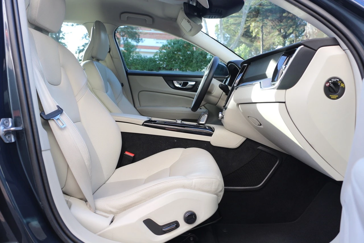 Volvo V60 2.0 T8 AWD TE Momentum Plus