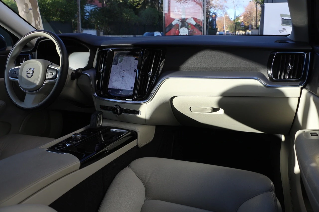 Volvo V60 2.0 T8 AWD TE Momentum Plus