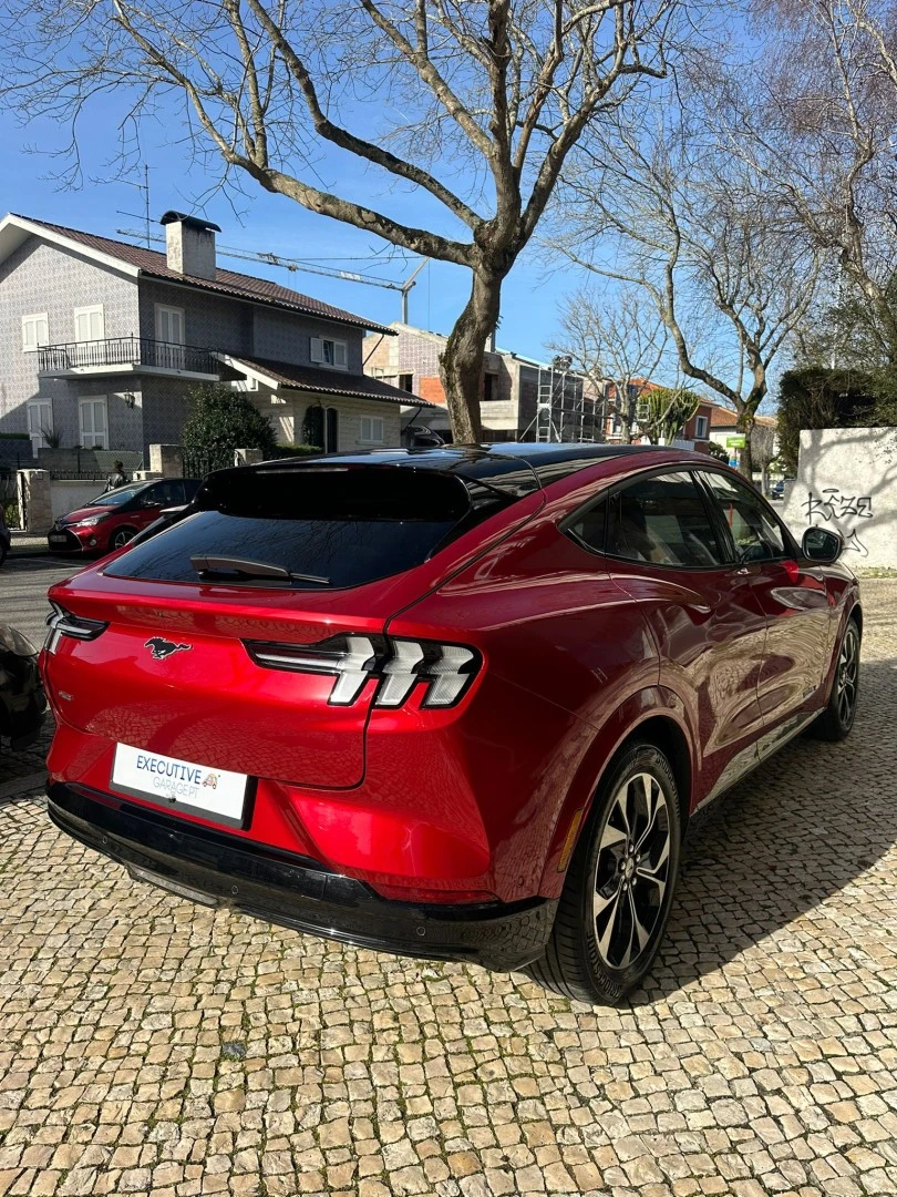 Ford Mustang Mach-E Alargada