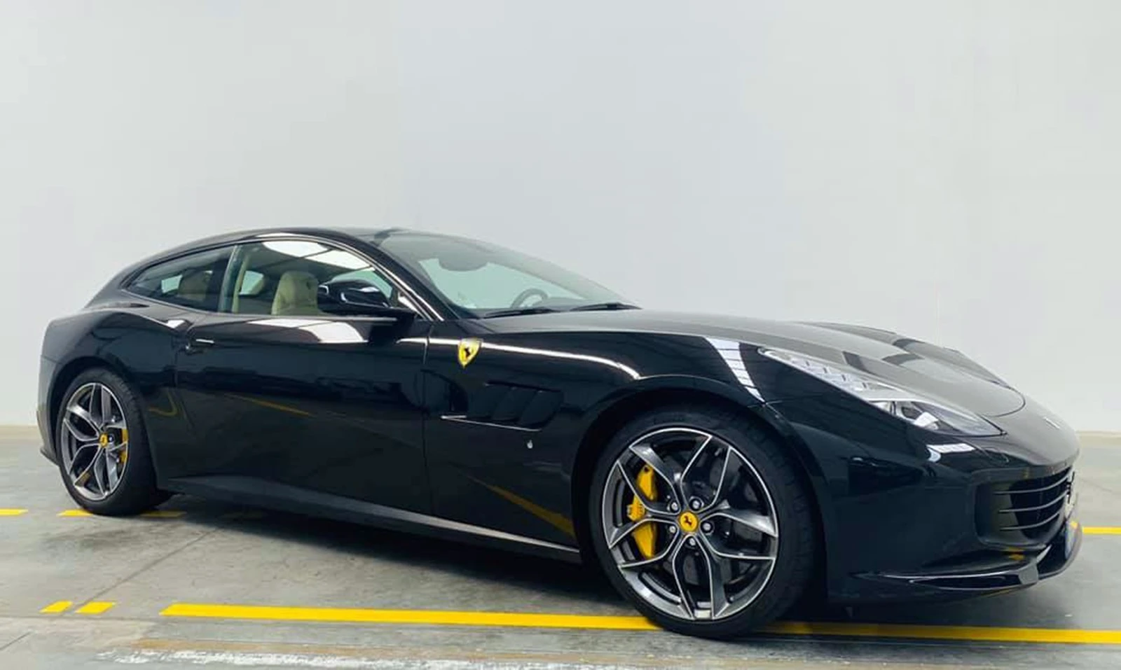 Ferrari GTC4 Lusso T V8