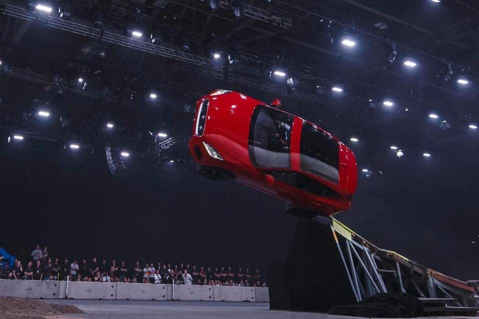 Novo Jaguar E-Pace e talvez a melhor acrobacia do ano