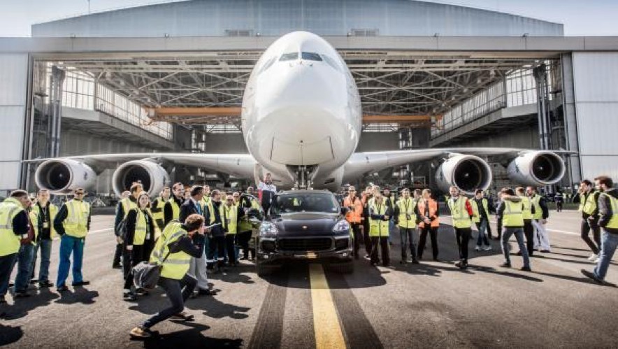 Porsche Cayenne estabelece recorde ao rebocar o maior avião de passageiros do mundo