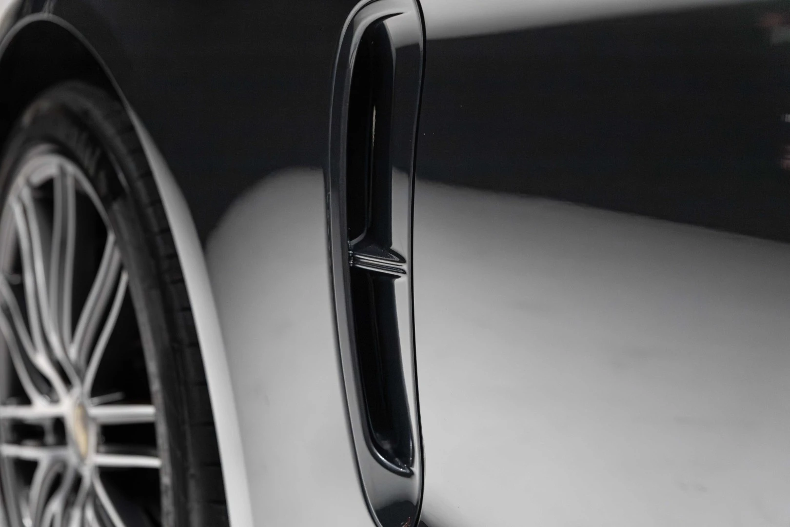 Porsche Panamera Sport Turismo 4 E-Hybrid Platinum Edition PDLS