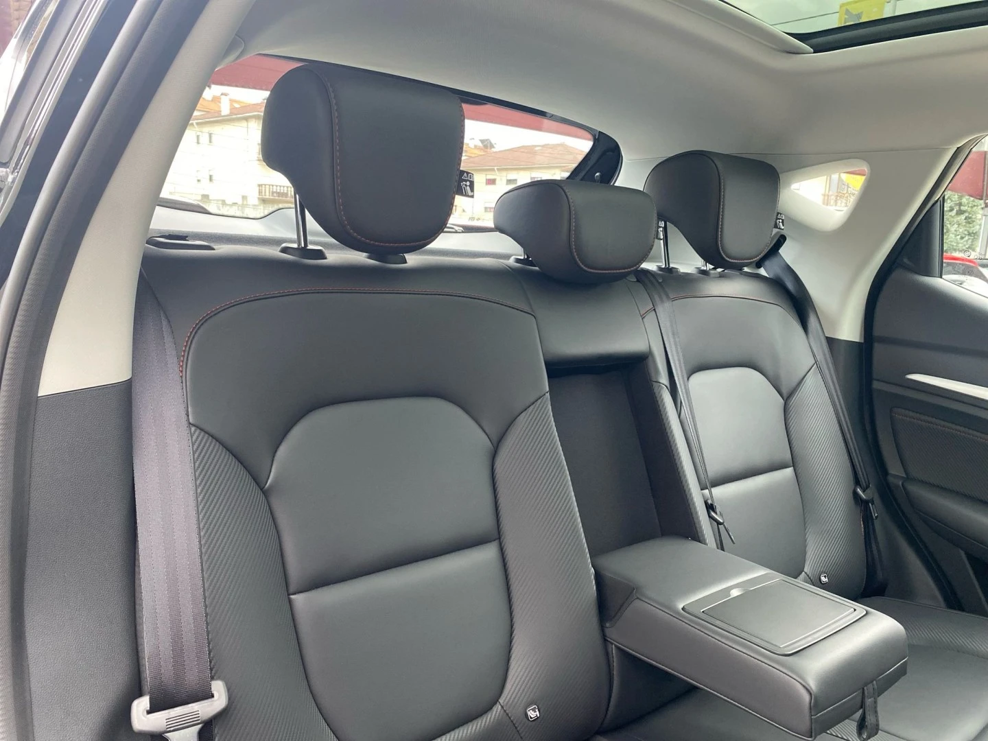 MG ZS EV 72.6 kWh Luxury OBC 11 kW