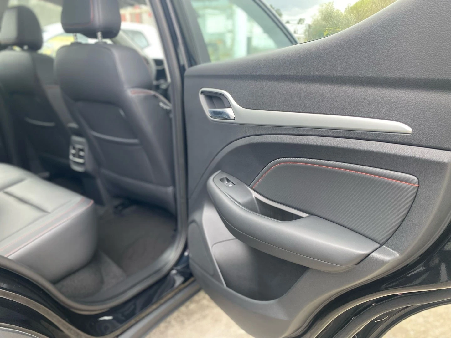 MG ZS EV 72.6 kWh Luxury OBC 11 kW