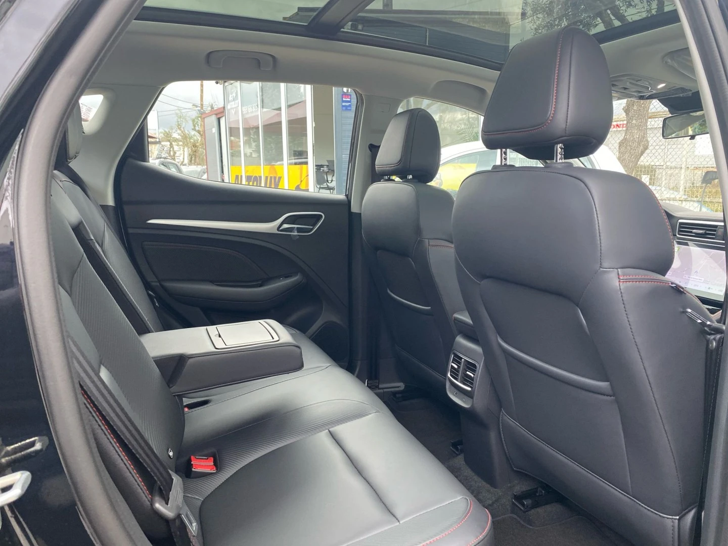 MG ZS EV 72.6 kWh Luxury OBC 11 kW