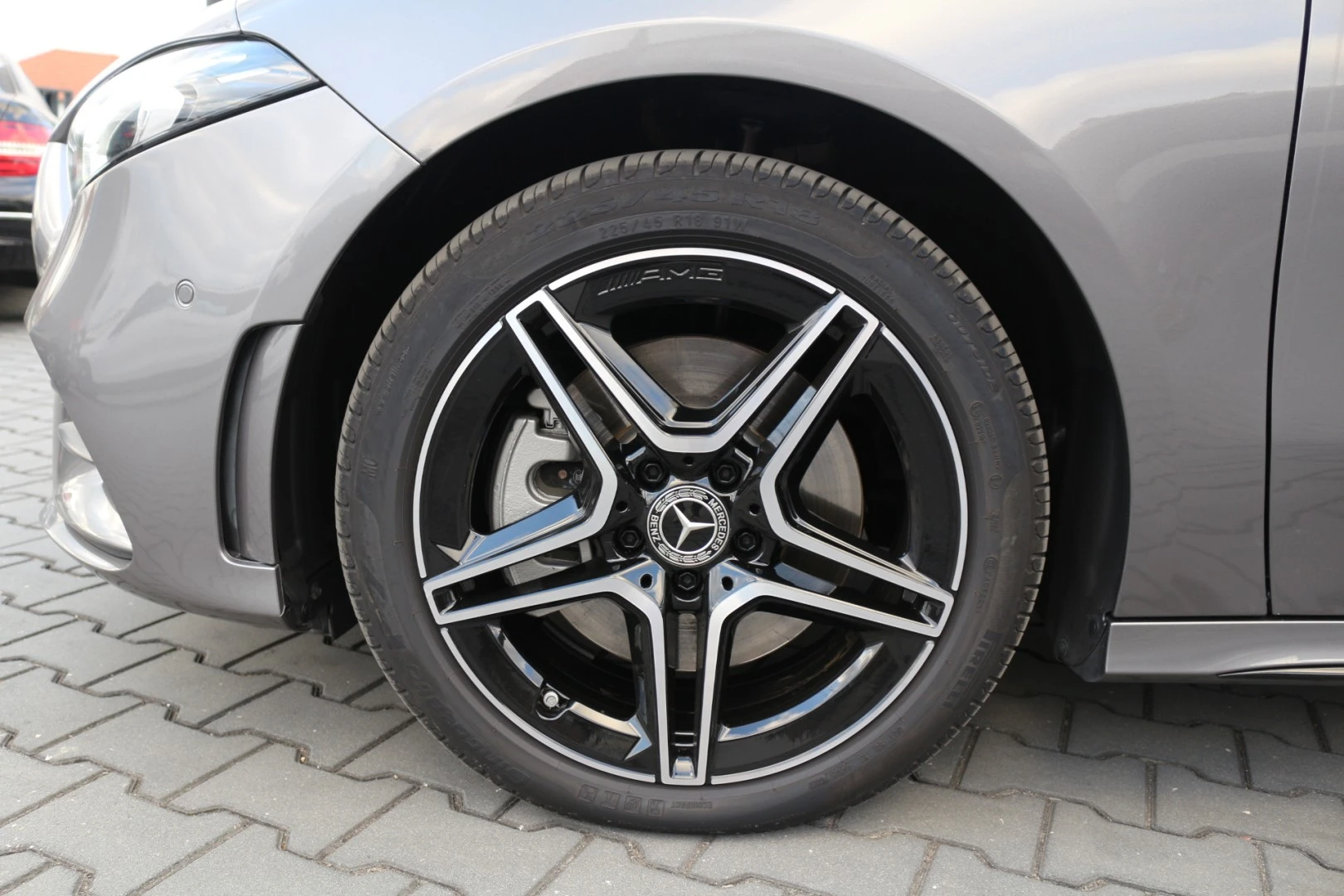 Mercedes-Benz A 250 e AMG Line