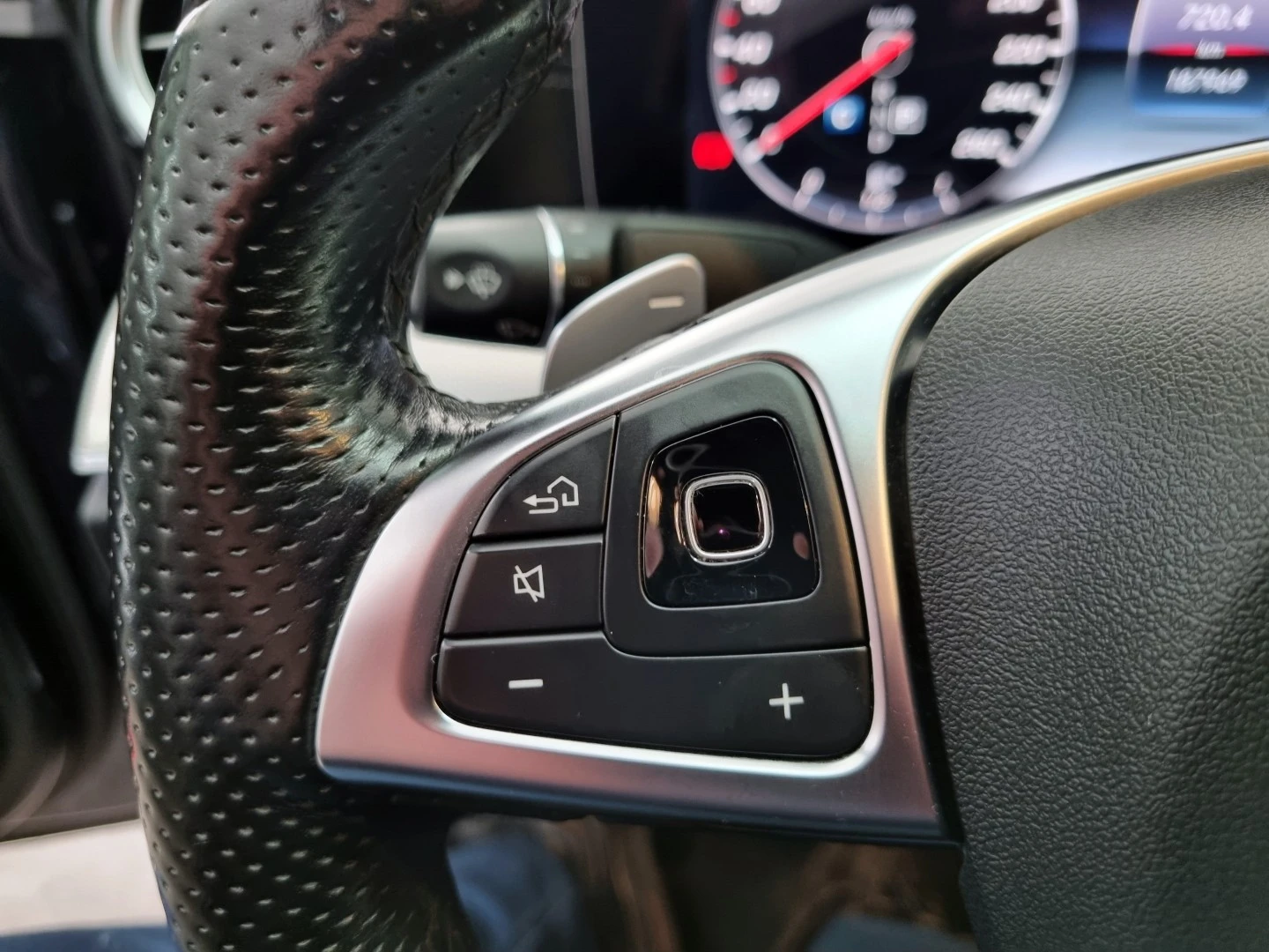 Mercedes-Benz E 220 AMG Line
