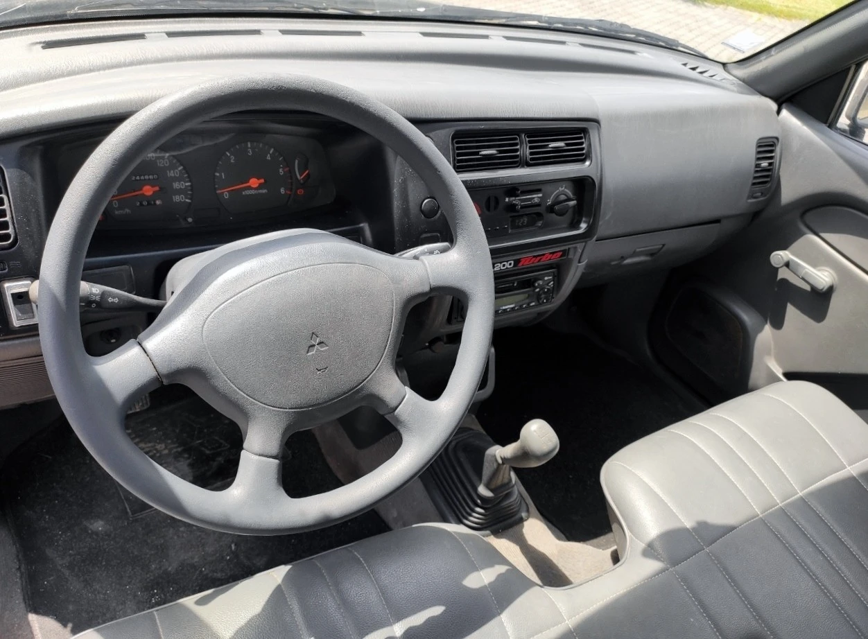 Mitsubishi L 200 2.5 TD 3 LUGARES