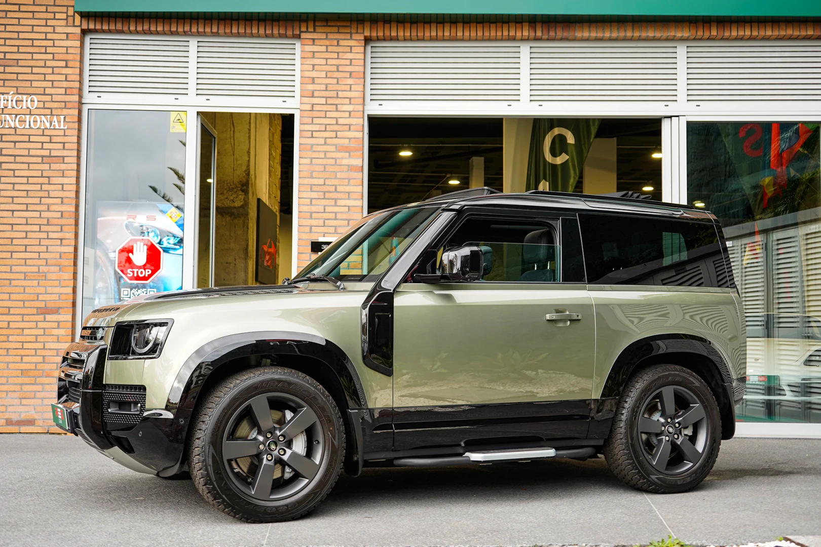 Land Rover Defender 90 D300 X-Dynamic HSE