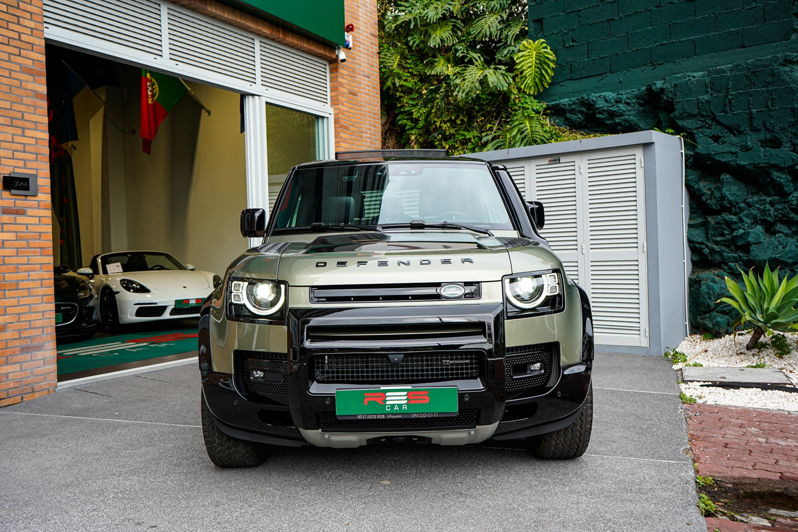 Land Rover Defender 90 D300 X-Dynamic HSE