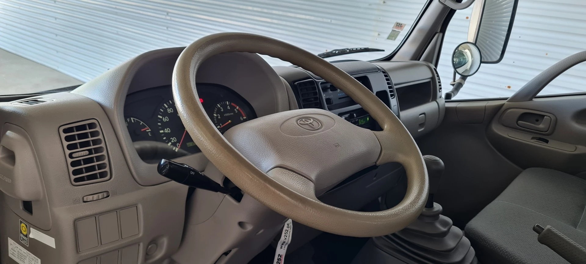 Toyota Dyna Contentor Lona Tipo TIR