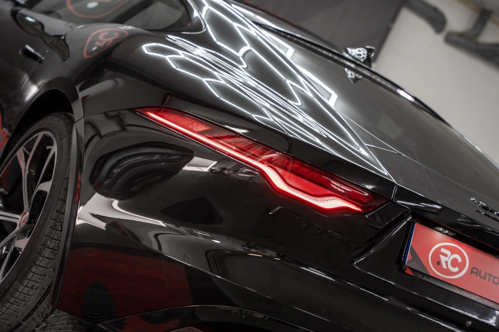 Jaguar F-Type 2.0 i4 R-Dynamic Black