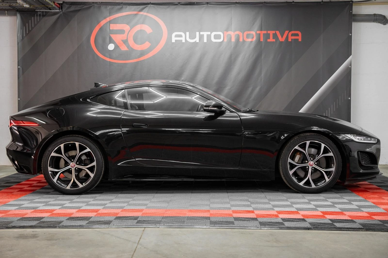 Jaguar F-Type 2.0 i4 R-Dynamic Black