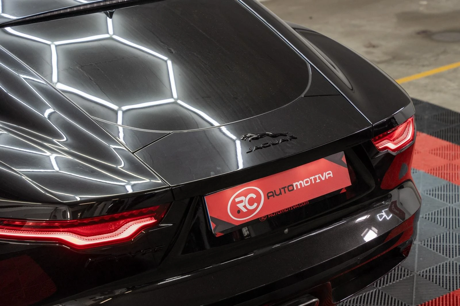 Jaguar F-Type 2.0 i4 R-Dynamic Black
